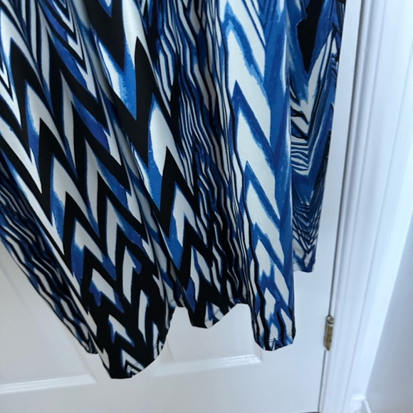 Blue and black patterned dress . - Picture 5 of 8